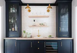 Дизайн черной кухни без верхних шкафов