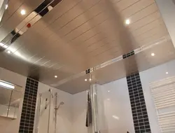 Потолок в ванной рейками фото