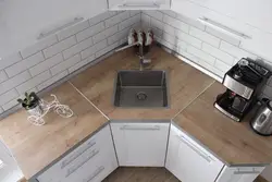Угловая раковина на кухне в интерьере