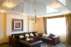 Натяжные потолки в гостиной дизайн в дом фото