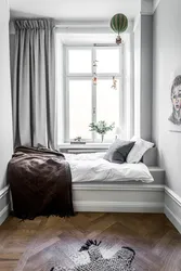 Кровать у окна в интерьере спальни фото