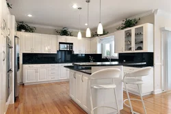Белая кухня в своем доме дизайн