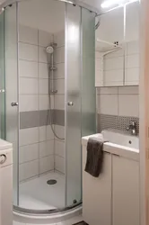 Дизайн светлой ванной комнаты с душевой