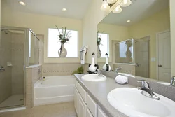 Фото ванной комнаты с 2 раковинами