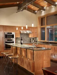 Дизайн кухни с деревянным потолком