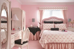 Розовые обои в интерьере спальни