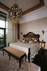 Дизайн спальни в классическом стиле с темной мебелью