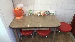Кухонный стол на кухне в хрущевке фото