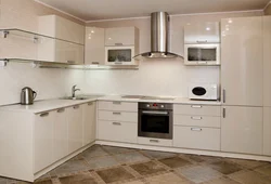 Светлые кухонные гарнитуры фото угловые для маленькой кухни