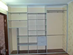 Встроенный шкаф в спальню фото полок внутри