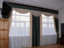 Современный дизайн штор в гостиную с двумя окнами