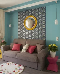 Дизайн гостиной с обоями двух цветов фото