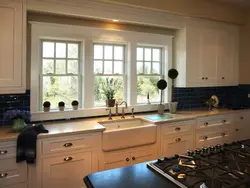 Дизайн кухни в современном стиле с большим окном