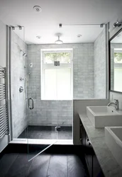 Дизайн ванны с душевой кабиной и туалетом с окном