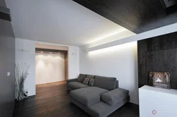 Серый натяжной потолок в интерьере спальни
