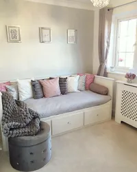 Дизайн спальни в современном стиле с диваном вместо кровати