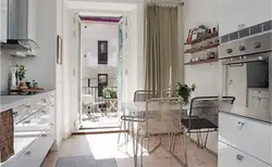 Интерьер кухни в которой балконная дверь