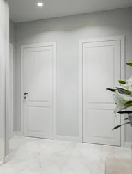 Дизайн гостиной со светлыми дверями