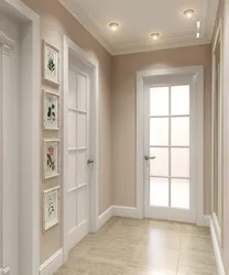 Дизайн гостиной со светлыми дверями