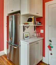 Холодильник в кухне расположить фото