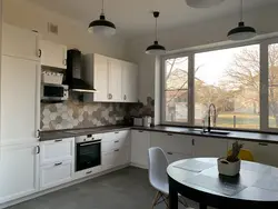 Большая кухня с двумя окнами фото