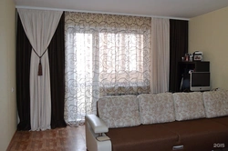Дизайн штор для гостиной в современном стиле с балконом