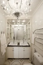 Дизайн ванной комнаты с люстрой