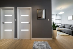 Сочетание межкомнатных дверей и пола в интерьере квартиры