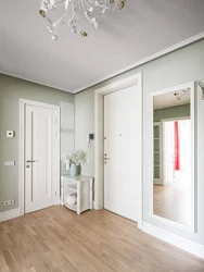 Интерьер квартиры в белых тонах с белыми дверьми