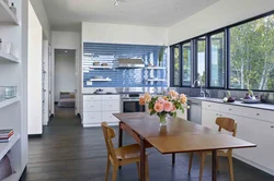 Кухня с панорамным окном в квартире фото дизайн