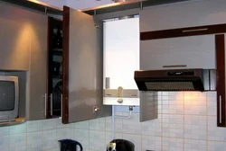 Фото кухни в доме с котлом на стене