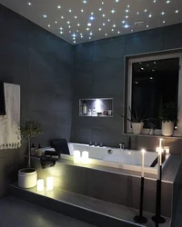 Дизайн потолка ванной комнаты с подсветкой