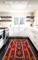 Дизайн кухни с ковром на полу