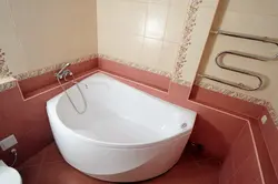 Асимметричная ванна в интерьере ванной