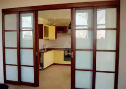 Дизайн кухни гостиной с раздвижными дверями
