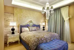 Спальня с декоративной штукатуркой на стенах в интерьере