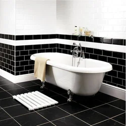 Дизайн ванны с темной плиткой на полу