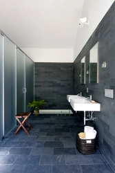 Дизайн ванны с темной плиткой на полу