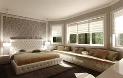 Интерьер спальни прямоугольная с двумя окнами