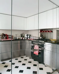 Фото кухня интерьер зеркальная стена
