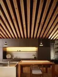 Потолок на кухню рейками фото