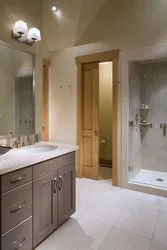 Двери в ванную и туалет в интерьере фото