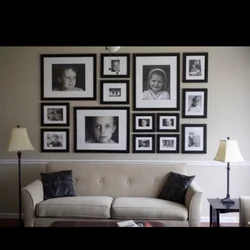Расположение фото на стене в гостиной