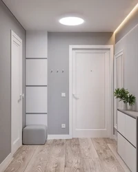 Белые двери в интерьере квартиры с полами