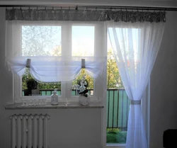 Шторы на кухню с балконной дверью и окном современный дизайн
