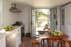 Дизайн кухни с террасой дверью