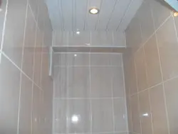 Фото дизайн ванной комнаты пластиковый потолок