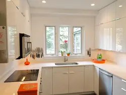 Интерьер прямоугольной кухни с одним окном фото