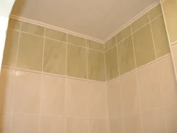 Плинтус в ванной комнате на потолке фото