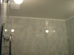 Плинтус в ванной комнате на потолке фото